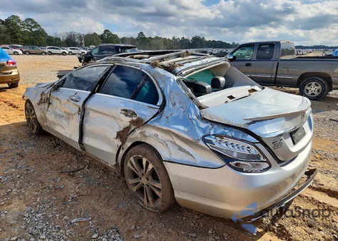 2016 Mercedes-Benz C 300 z USA, uszkodzony, nr VIN 55SWF4JB3GU123799